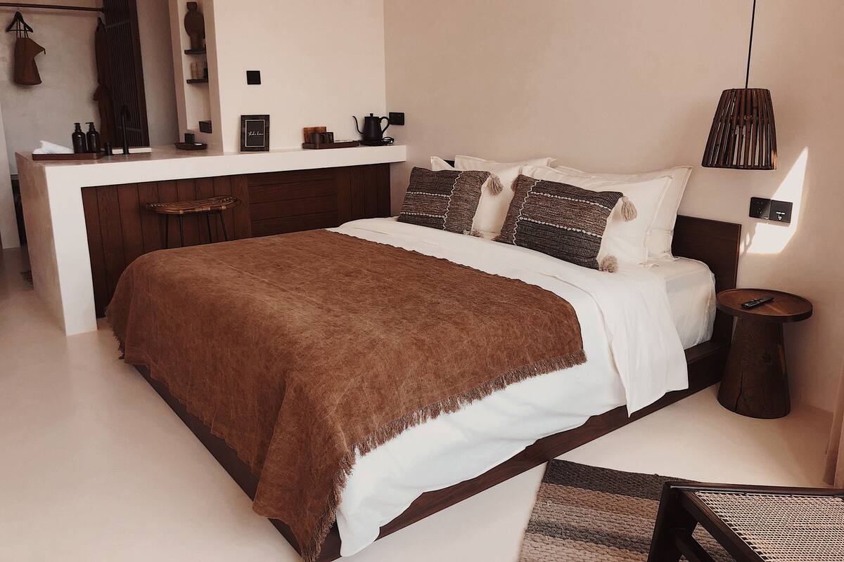 Free minibar, iron/ironing board, free WiFi