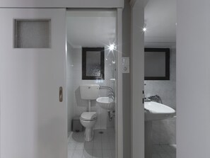 Bathtub, hair dryer - Kotopouli 14 2 bd apt close to children's hospital (Zografou)