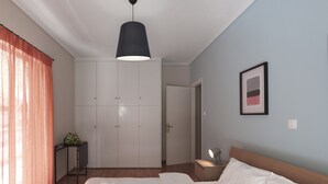 Room - Kotopouli 14 2 bd apt close to children's hospital (Zografou)