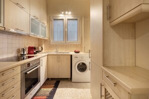 Kühlschrank, Ofen, Wasserkocher mit Kaffee-/Teezubehör, Wasserkocher