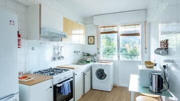 Een koelkast, een magnetron, een oven, een koffiezetapparaat/waterkoker