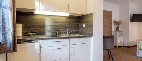 Frigorífic, microones, placa de cuina i cafetera i tetera