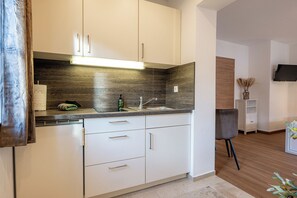 Kühlschrank, Mikrowelle, Herdplatte, Wasserkocher mit Kaffee-/Teezubehör