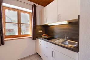 Kühlschrank, Mikrowelle, Herdplatte, Wasserkocher mit Kaffee-/Teezubehör