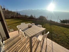Outdoor dining - Holiday Apartment 'Residence La Villa Kalliste' with Lake View, Garden, Shared Pool & Wi-Fi (Tignale Aer)