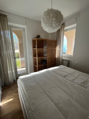 2 bedrooms, free WiFi, bed sheets - Holiday Apartment 'Residence La Villa Kalliste' with Lake View, Garden, Shared Pool & Wi-Fi (Tignale Aer)