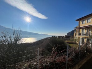 Property grounds - Holiday Apartment 'Residence La Villa Kalliste' with Lake View, Garden, Shared Pool & Wi-Fi (Tignale Aer)