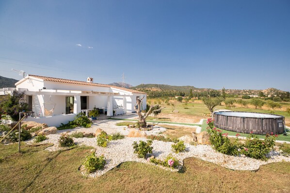 Terrace/patio - Holiday Home "Villa S'ena e Su Juncu" with Mountain View, Pool & Wi-Fi (loculi)