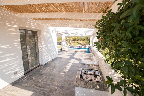 Holiday Home 'Villa S'ena E Su Juncu' with Mountain View, Wi-Fi & Air Conditioning
