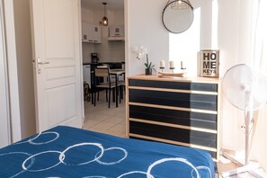 1 bedroom, bed sheets