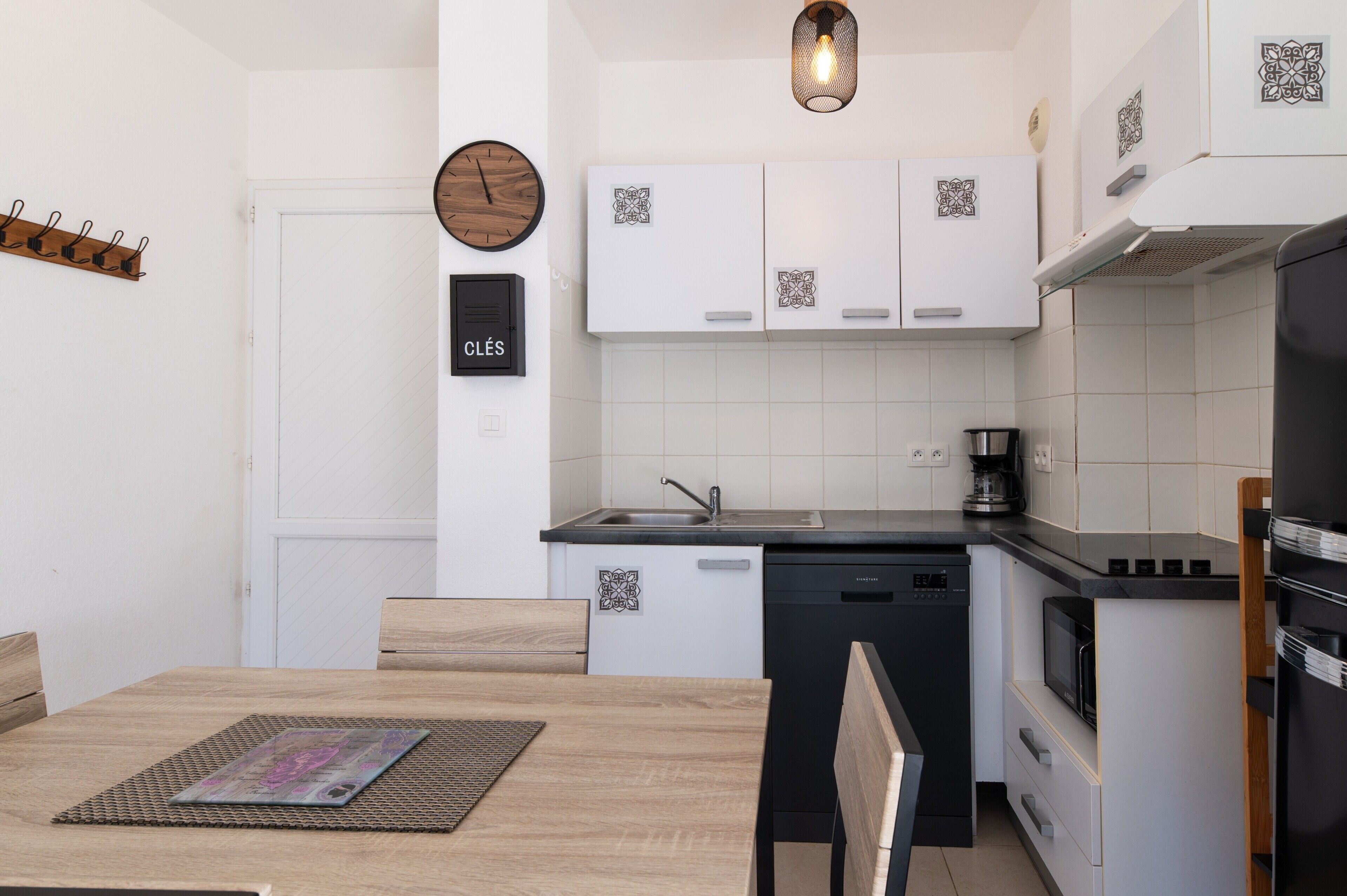 Geladeira, micro-ondas, cooktop, lava-louças