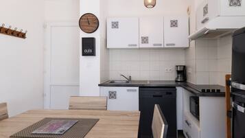 Geladeira, micro-ondas, cooktop, lava-louças