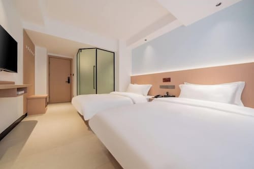 Xincai Hotel (Nanning Chaoyang Square Railway Station Subway Station Store)