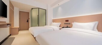 Xincai Hotel (Nanning Chaoyang Square Railway Station Subway Station Store)