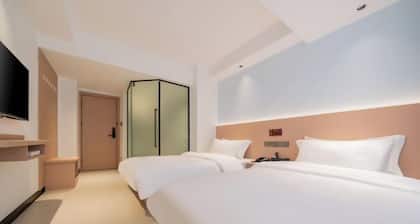 Xincai Hotel (Nanning Chaoyang Square Railway Station Subway Station Store)