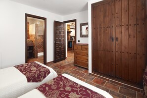 2 bedrooms, iron/ironing board, free WiFi, bed sheets - Villa 'Pasa Fina, Luxury Holiday Retreat' with Mountain View, Shared Pool and Wi-Fi (Málaga)