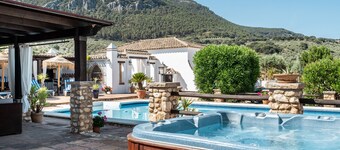 Villa 'Pasa Fina, Luxury Holiday Retreat' with Mountain View, Shared Pool and Wi-Fi