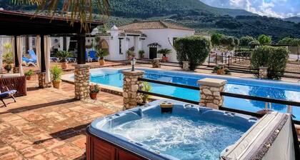 Luxury holiday retreat, 2 pools, heated jacuzzi and free fibre optic WiFi and equestrian facilities