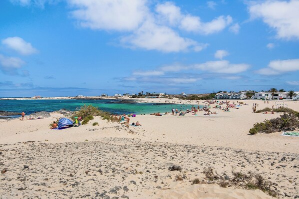 بالقرب من الشاطئ