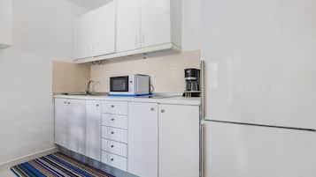 Frigorífico, microondas, placa de cocina y cafetera o tetera