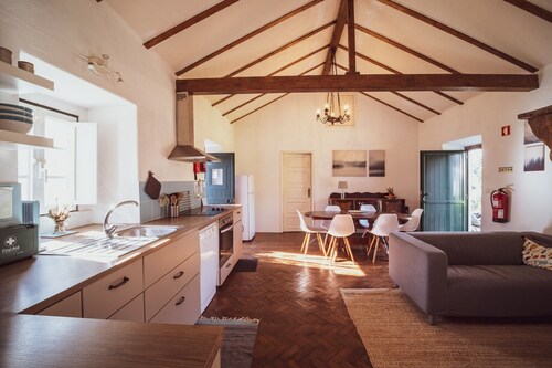 Landhaus 'Vale Do Espinheiro' mit Seeblick, privatem Garten und WLAN