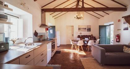 Landhaus 'Vale Do Espinheiro' mit Seeblick, privatem Garten und WLAN