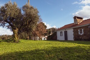 Exterior - Cottage 'Vale Do Espinheiro' with Lake View, Private Garden and Wi-Fi (Espinheiro)