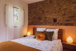 2 bedrooms, iron/ironing board, free WiFi, bed sheets - Cottage 'Vale Do Espinheiro' with Lake View, Private Garden and Wi-Fi (Espinheiro)