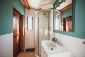 Bathtub, hair dryer, towels - Cottage 'Vale Do Espinheiro' with Lake View, Private Garden and Wi-Fi (Espinheiro)