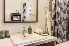 Bañera, secador de pelo y toallas