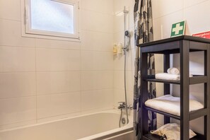 Badewanne, Haartrockner, Handtücher