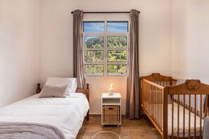 3 bedrooms, iron/ironing board, free WiFi, bed sheets - 'Casa Da Olides' with Mountain View, Balcony, and Wi-Fi (Santana)