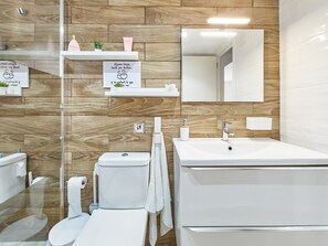 Douche, sèche-cheveux, serviettes fournies