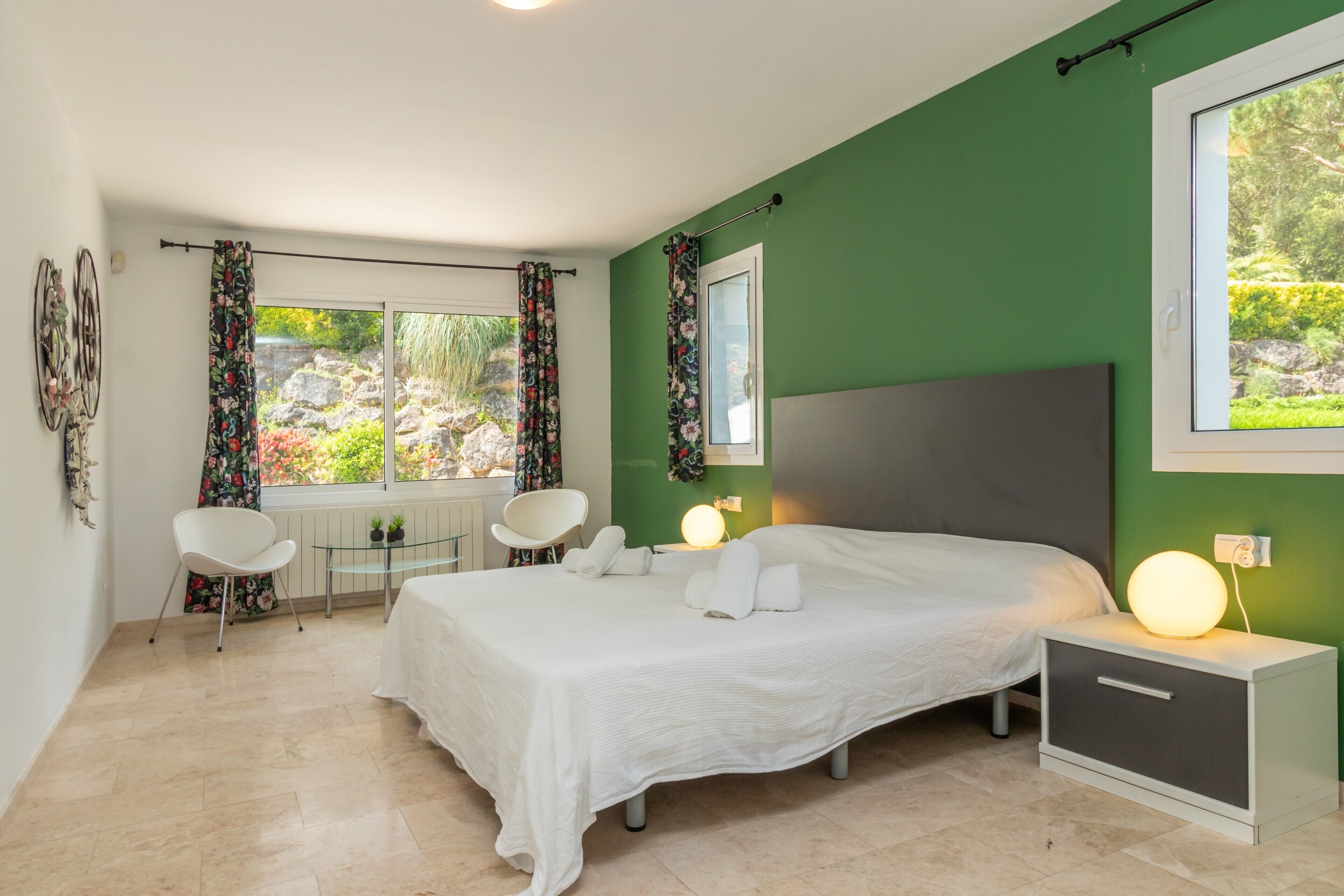 6 makuuhuonetta, silitysrauta/-lauta, ilmainen Wi-Fi, vuodevaatteet