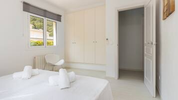 6 bedrooms, iron/ironing board, free WiFi, bed sheets