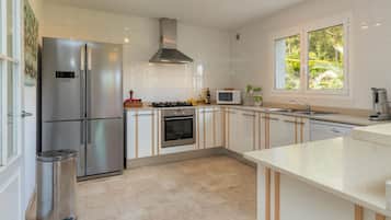 Refrigerador, microondas, horno y lavavajillas