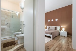 Douche, sèche-cheveux, serviettes fournies