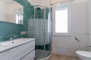 Dusche, Haartrockner, Handtücher