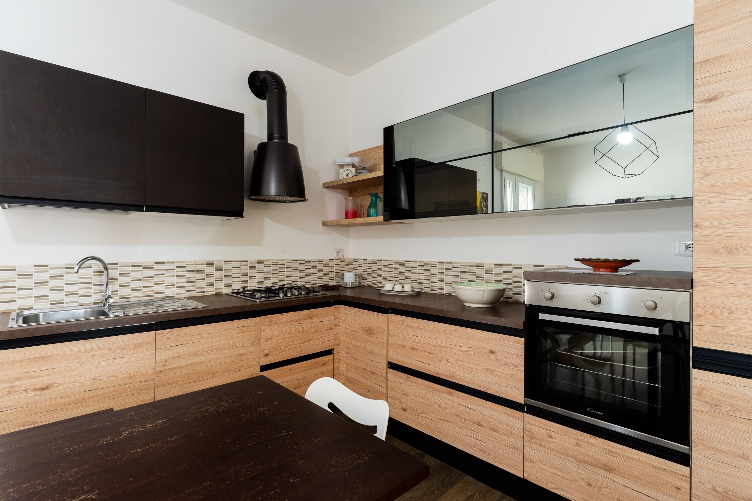 Coffee/tea maker, fridge, oven, stovetop