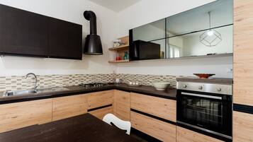 Coffee/tea maker, fridge, oven, stovetop