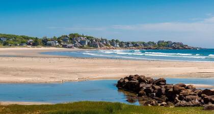 SeaCity View: Wake Up to the Waves - Beautiful Beach View Stay Swampscott!