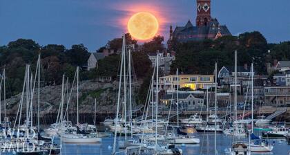 SeaCity View: Wake Up to the Waves - Beautiful Beach View Stay Swampscott!