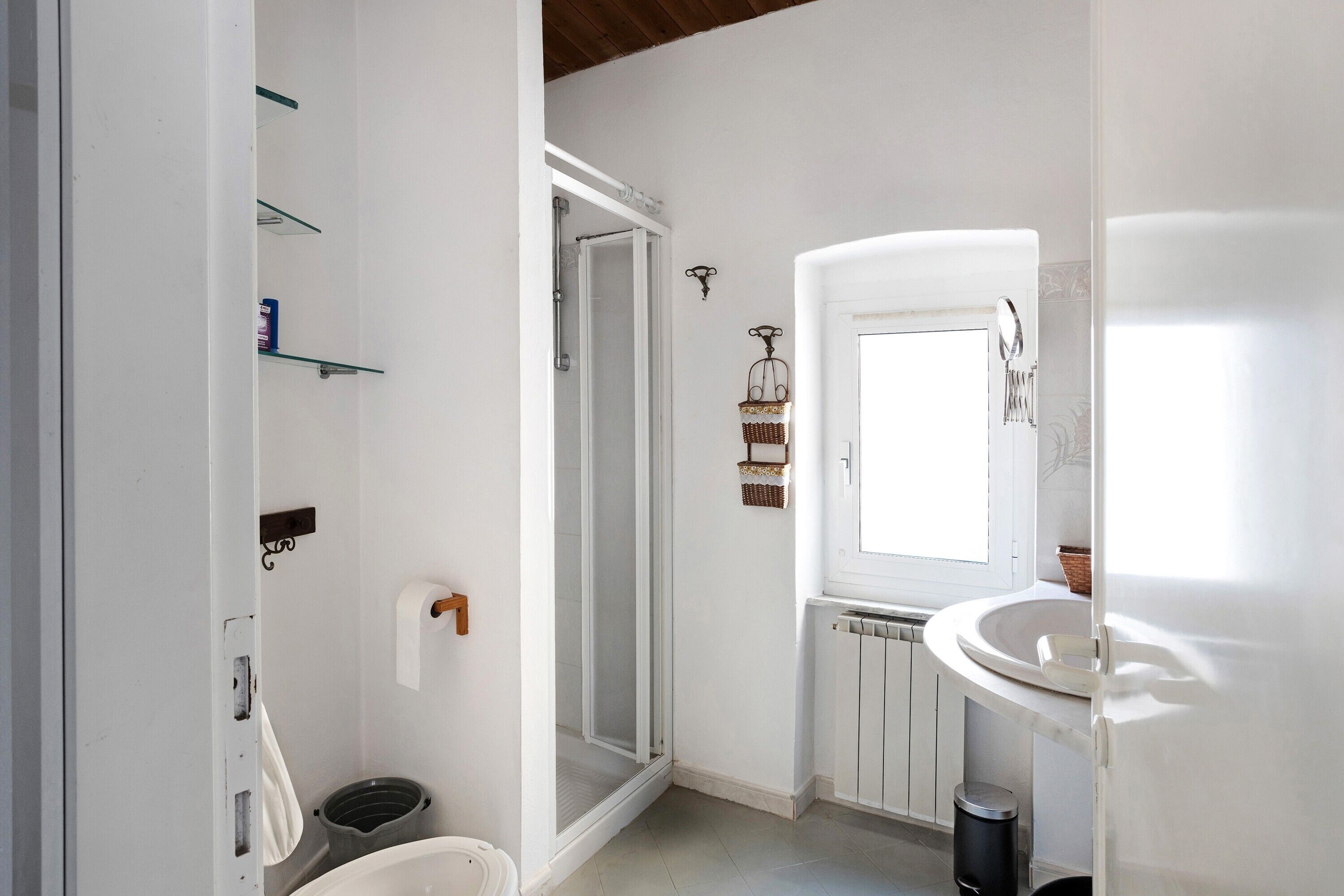 Dusche, kostenlose Toilettenartikel, Haartrockner, Handtücher