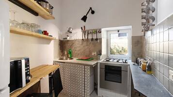 Frigorifero, microonde, forno, piano cottura