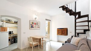 Een modern appartement met keuken, eethoek en woonkamer.