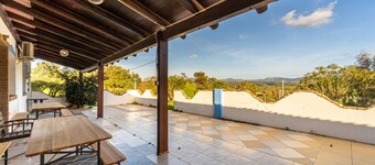 Maison de vacances "Su Cuili" avec vue sur les montagnes, piscine partagée et climatisation.