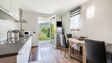 Een koelkast, een microgolfoven, een kookplaat, een vaatwasser