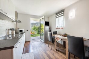 Kühlschrank, Mikrowelle, Herdplatte, Geschirrspüler