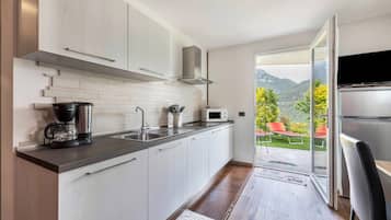 Frigorifero, microonde, piano cottura, lavastoviglie