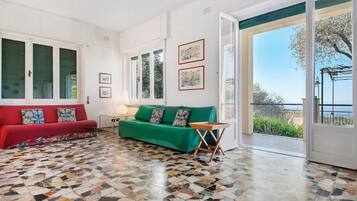 TV, tavolo da ping pong